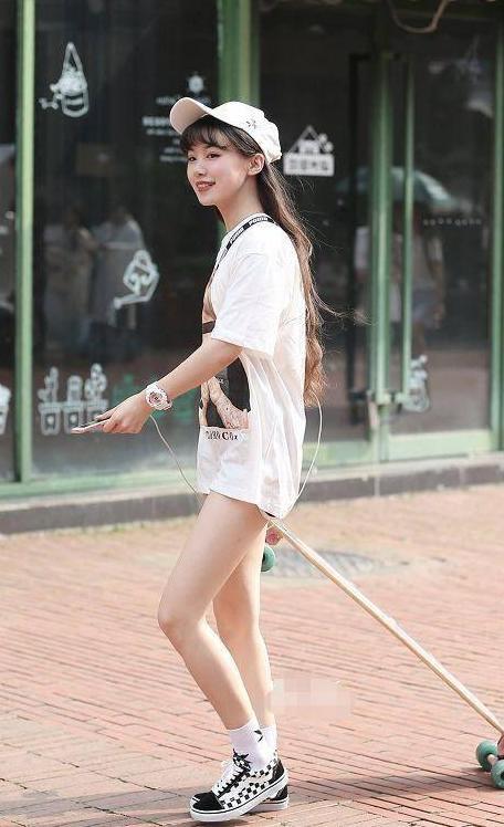 街拍：图二美女穿裹胸上街，裸露小蛮腰，大叔五米开外还在回头看