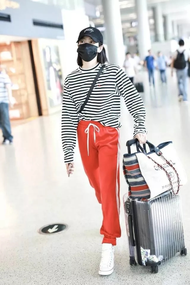 唐嫣一双帆布鞋330天天穿，天后王菲照样不怂，直接穿它上综艺