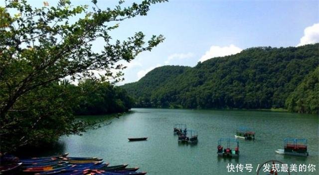 尼泊尔迷人的旅游地，与世无争的费瓦湖，安纳普尔纳峰是天然背景