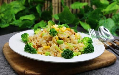  【炒饭的时】炒饭时加点它，比蛋炒饭还香，粒粒分明，润而不腻，端上桌就抢光