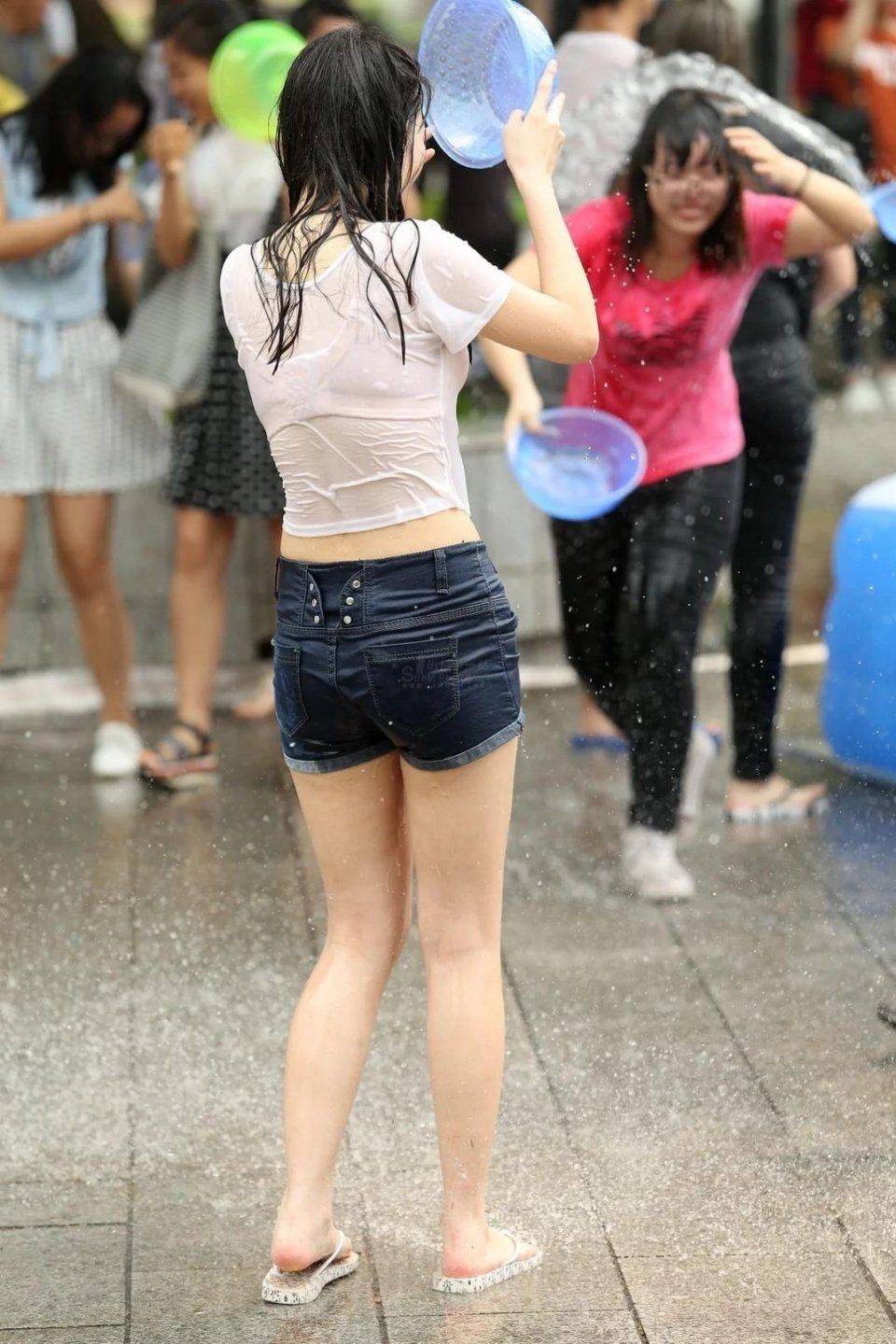 街拍泼水节湿透的大胸美腿少女