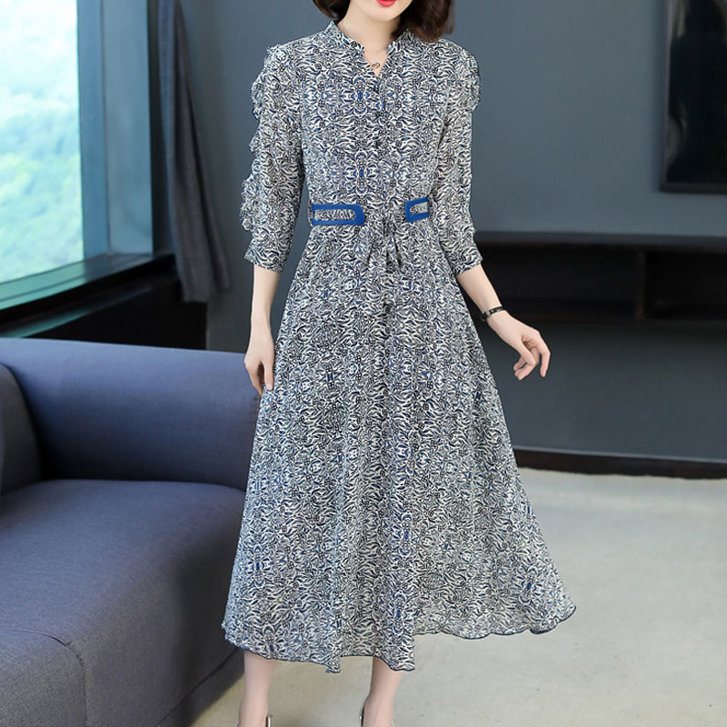 上海姐姐真大胆!镂空蕾丝直接穿出门，街上男人见了都脸红