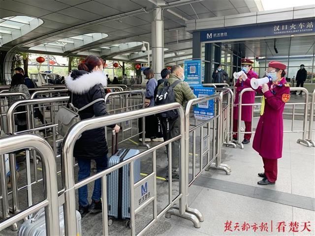  『恢复』恢复运营三天部分站点客流较大，武汉地铁提醒：扫码乘车要注意这四点