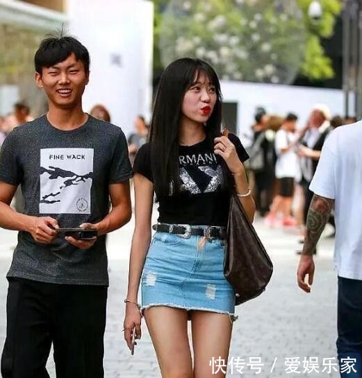 『领口』时尚街拍,灰色紧身大领口背心,简约而不简单,优雅而性感