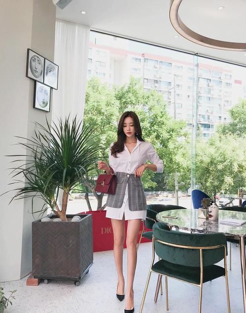 展现:白色衬衫裙搭配肉色丝袜,展现职场女性成熟性感的魅力