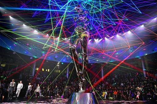 巴黎时装周:刹那的永恒!改变时尚观念的18场时装大秀,每一场都是经典传奇