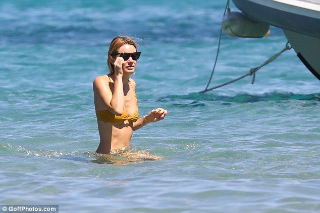 90后维密宠儿小岛度假 完美身材玩转时尚圈