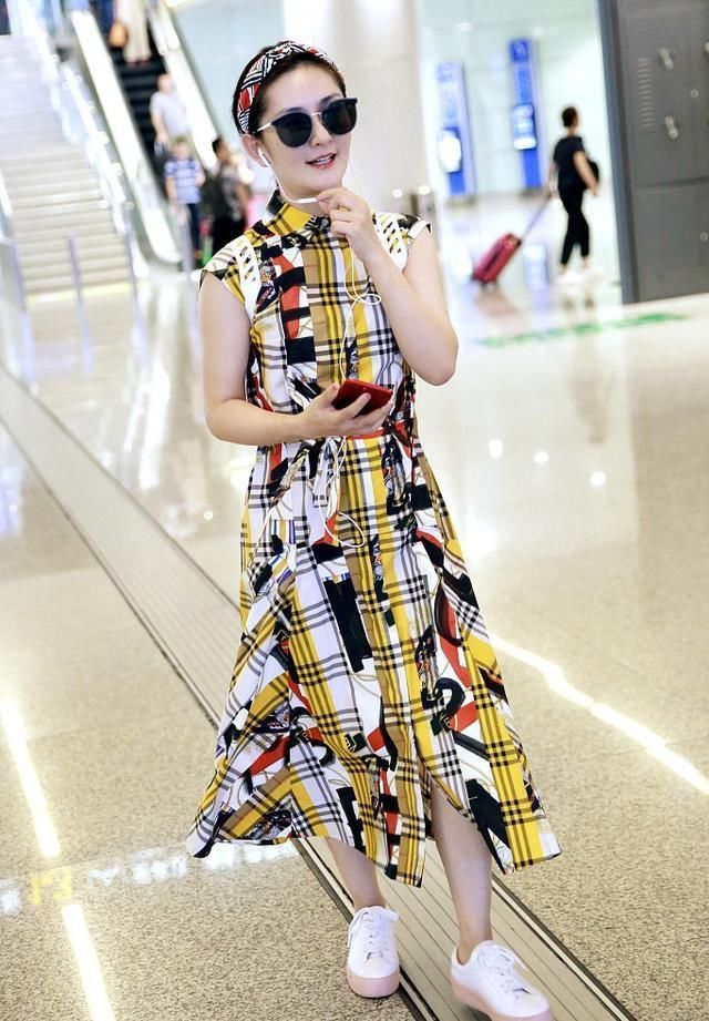 谢娜只是绑了一根发带,少女感都凹出来了,穿格子裙很显年轻!