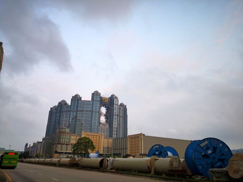 亚洲最高建筑内8字型摩天轮，坐在上面可以俯瞰澳门