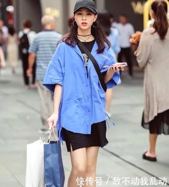  『美女』街拍：面容白皙的美女一条短裤，穿出了蝴蝶翩翩起舞的感觉