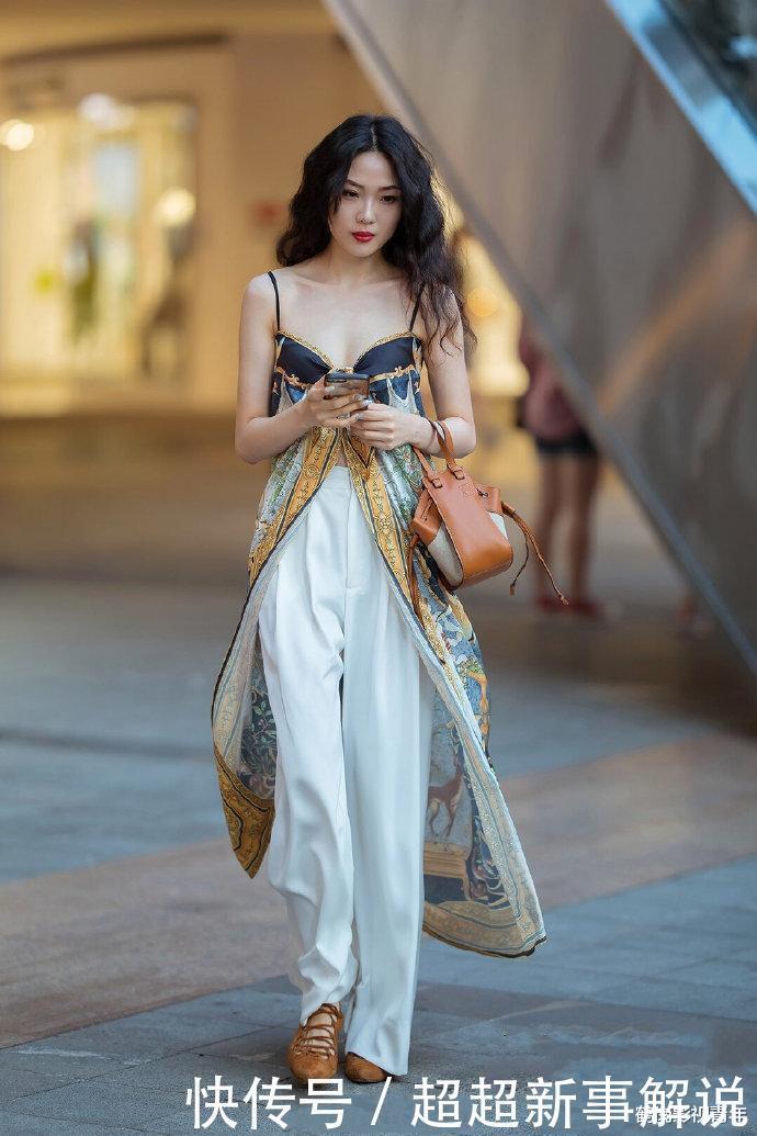 「美女」裙子美女古香古色,还携带现代风韵,走起路来应该很柔!