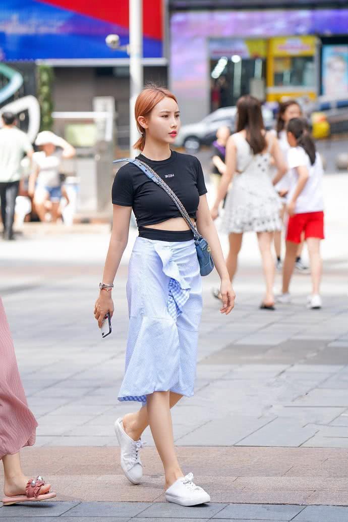街拍：面容俊美精致穿着时尚的小姐姐，白皙靓丽性感个性！