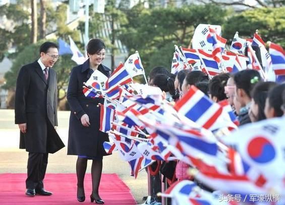 51岁的英拉风韵犹存：图三黑色丝袜凸显小腿光滑细嫩！