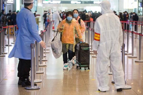  全民■全民战疫｜坐火车来上海，旅客自制防护服抵挡新冠肺炎病