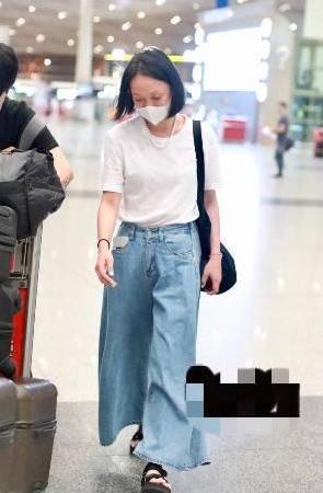 周迅素颜现身，皮肤暗淡、发际线高，瞬间老了一个年代