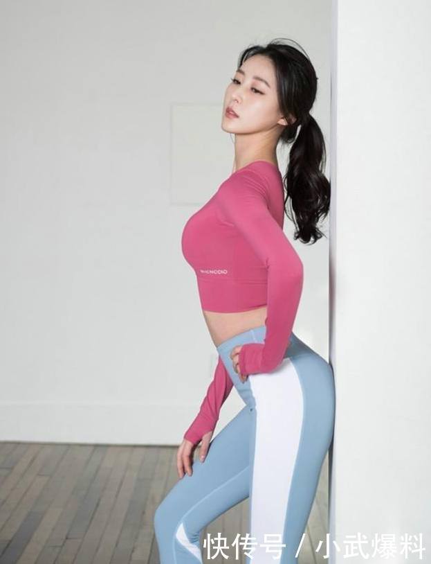 舒适养眼的打底裤美女，展现优美身姿，女人味十足！