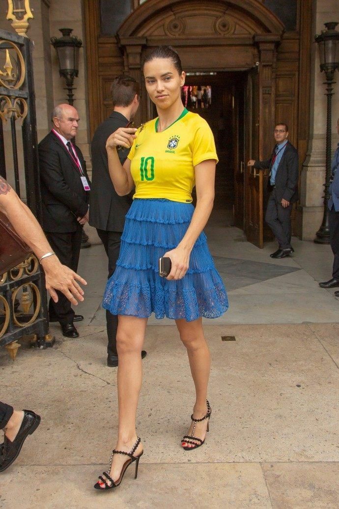 超模穿巴西球衣现身时装周，还打个结太“心机”，网友:秀身材呗