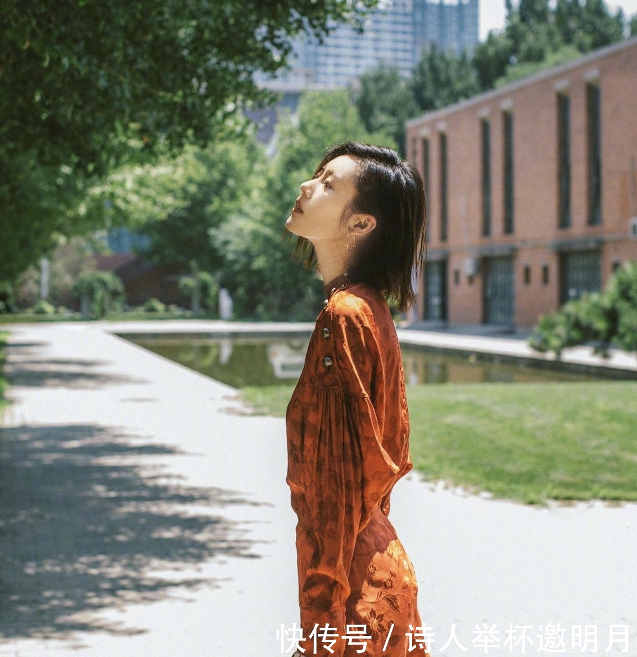  『看上去更加』刘雯不愧是超模！穿棕黄色连衣裙高级简约，花朵暗纹设计低调高级