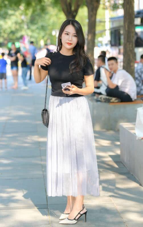  气质|中年女性也能非常精致，一身T恤＋纱裙，尽显优雅从容的气质