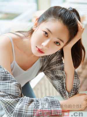 自己DIY扎马尾发型 简单款式给你更多少女感