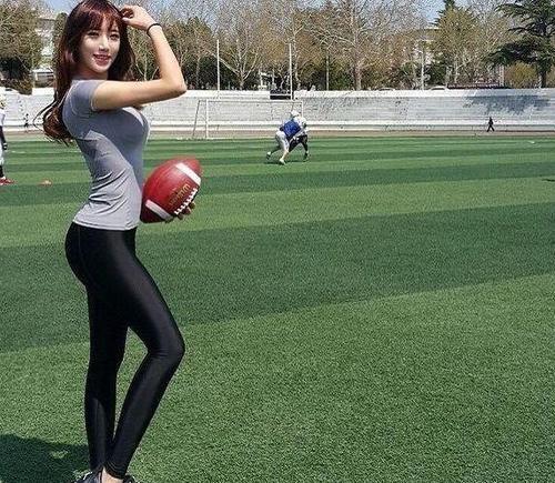 曼妙动人的紧身打底裤小姐姐丰盈的身材，让人赏心悦目！