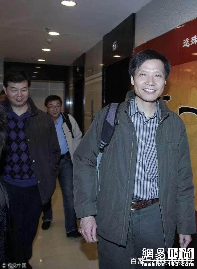 上市后 雷军竟穿168元破洞牛仔裤背包变身时髦军