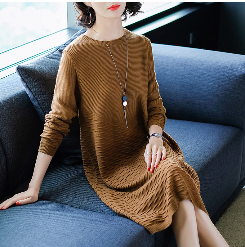 别傻傻买棉服，今年流行这针织裙，洋气减龄贼保暖，适合70后