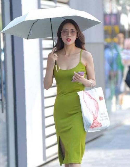  #小姐姐#街拍：一貌倾城的小姐姐，一条绿色的针织连衣裙，时尚优雅气质美