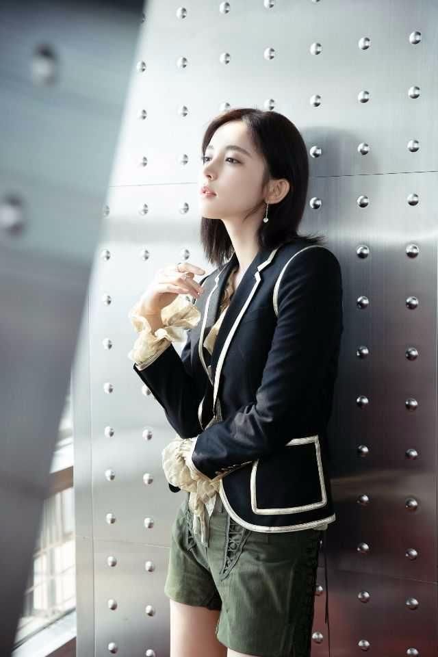 女星撞衫，戚薇极具神秘感，娜扎干练大气，刘嘉玲臃肿老气！