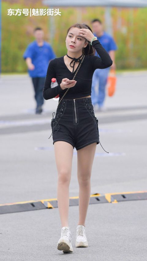  【T恤】黑色高腰紧身T恤搭配黑色高腰短裤，轻轻松松显身材，精致又时尚