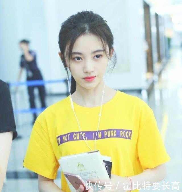 鞠婧祎穿黄色T恤配运动长袜，嫩成高中生，见识了真正的盛世美颜