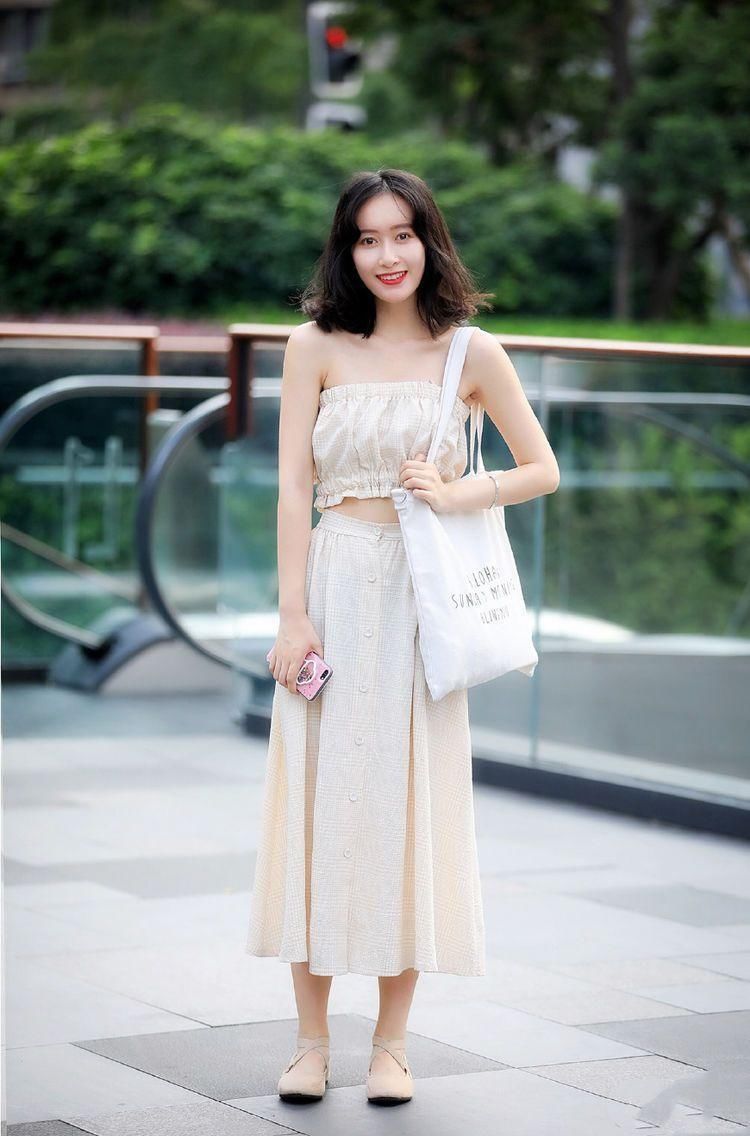 街拍:甜美优雅的牛仔裤修身的版型,最适合清新优雅的小姐姐!