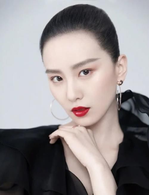  [刘诗诗]“口红叠涂”就该先涂浅色后涂深色？原来这么多年一直做错了