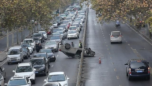  保命■有车的朋友注意了！高速路上爆胎，做到这3点方能保命