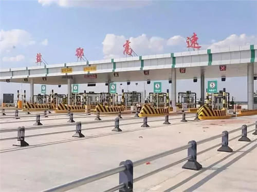  高速@高速都是沥青路，为啥收费站这么特殊？网友：为了图便宜？