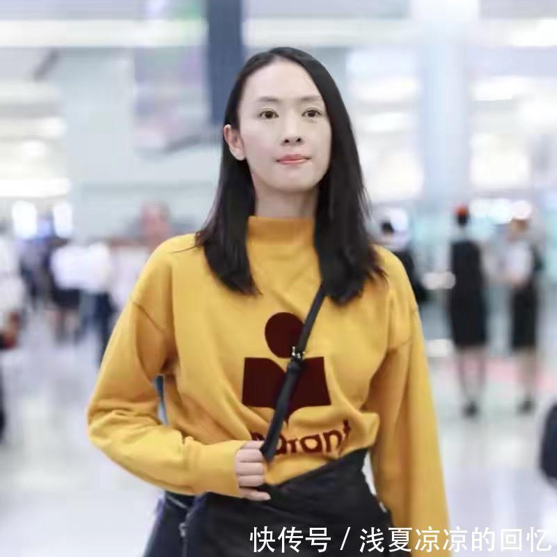  『没话说』童谣街拍好带感！穿皮裙搭卫衣，显露大长腿，身材好到没话说