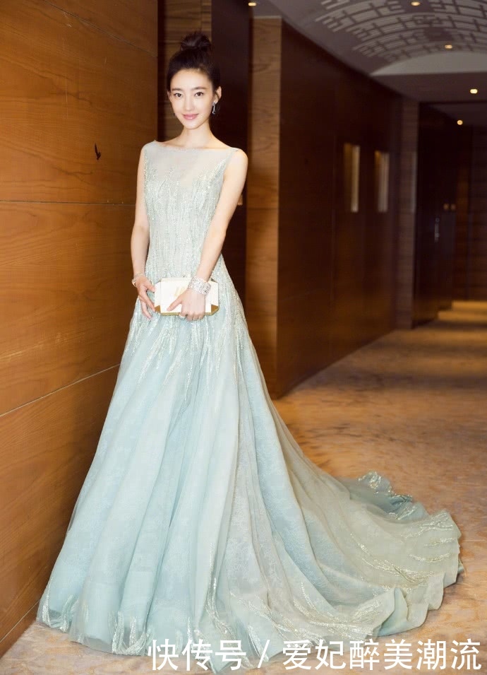 王丽坤真猛！这么紧的上衣也要硬塞进去，网友：为了显瘦豁出去了