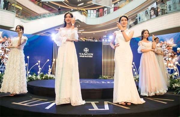 秦岚＂芯＂动长沙，出席瑞士天珺表＂月桂女神＂系列首发会