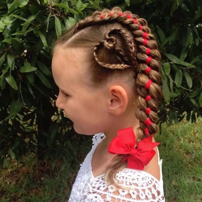 外国小女孩因发型走红网络，妈妈一周给孩子换7次发型!美翻了