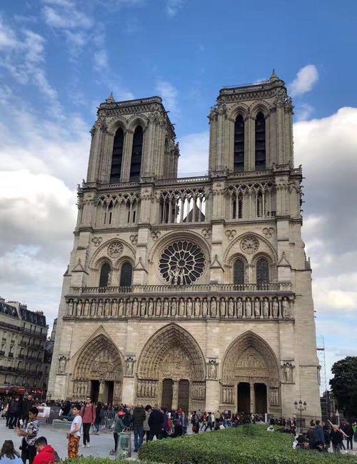 有着800多年的巴黎圣母院遭遇严重火灾，让我们从这些图片里回顾