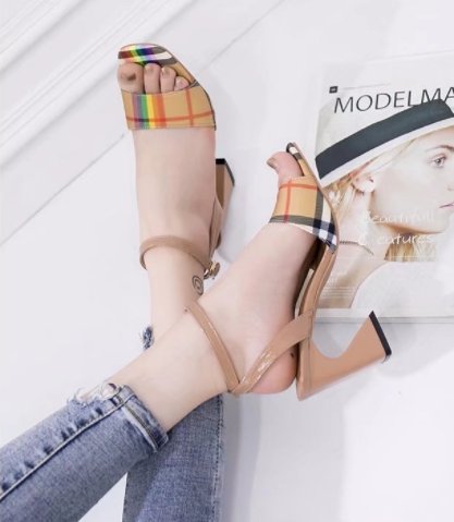 我很矮，只有155，出门永远都穿这类型的高跟鞋，超美腻