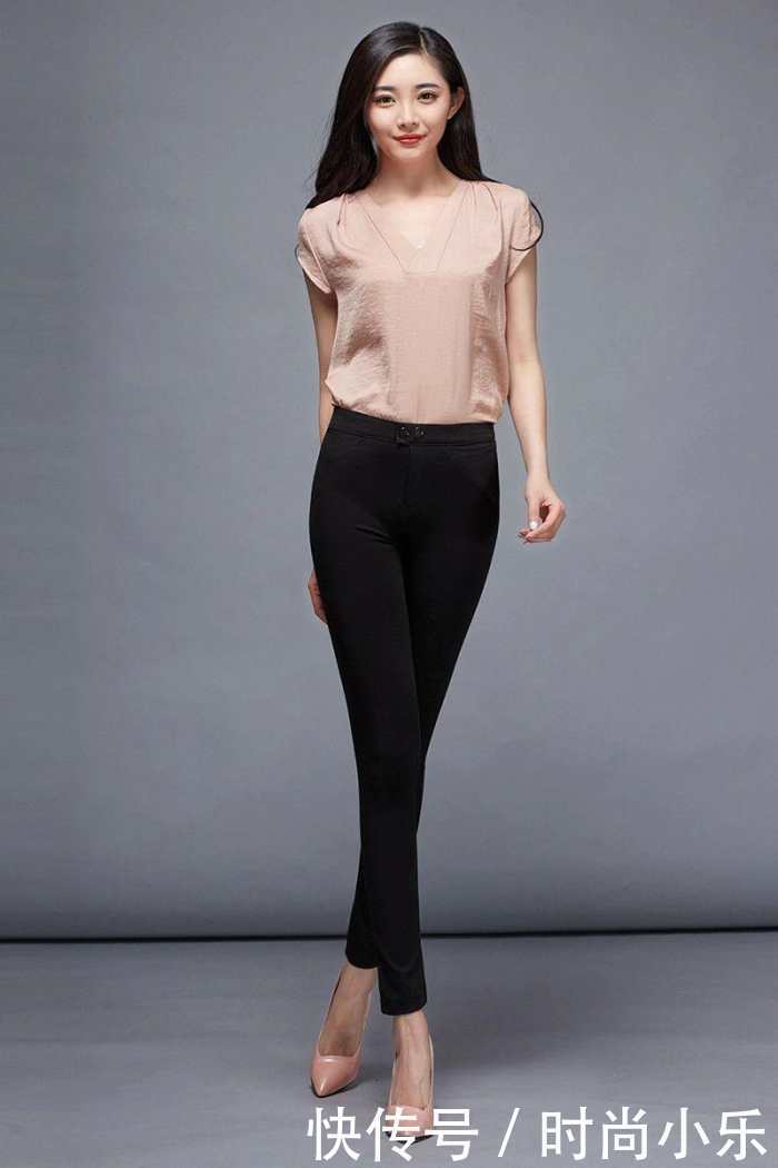 街拍：黑色包臀裙就是让人着迷，小姐姐黑VS白包臀哪种好看?