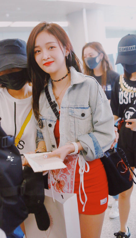 火箭少女吴宣仪穿红色连衣裙秀性感翘臀，网友:身材是真心好!