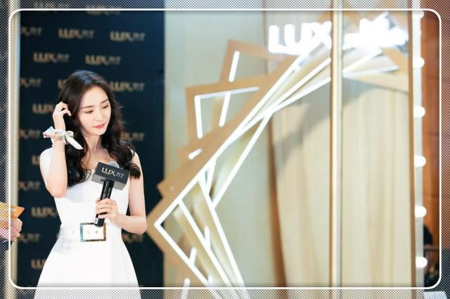 杨幂红毯未P图照片流出，S型曲线好抢眼，网友：不P图也很美