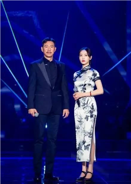 当秦岚和宋茜同穿中国风旗袍，网友：一个少女一个少妇！