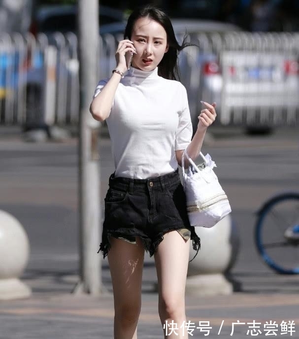  [不料]这位姐是买不起热裤吗？自己“剪”出内口袋，不料开创新潮穿法！