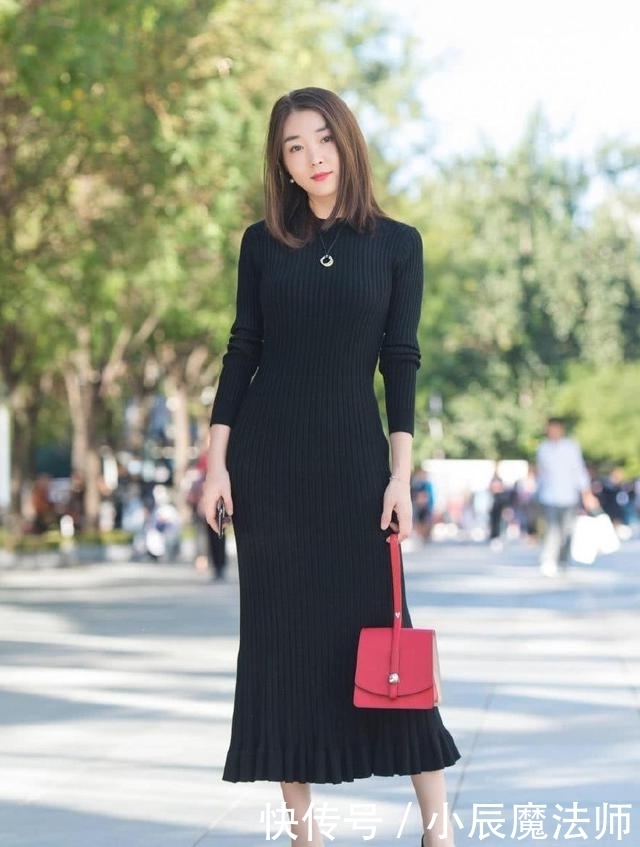  气质：路人街拍，靓女内搭选择了一件修身的背心，充满着优雅与气质