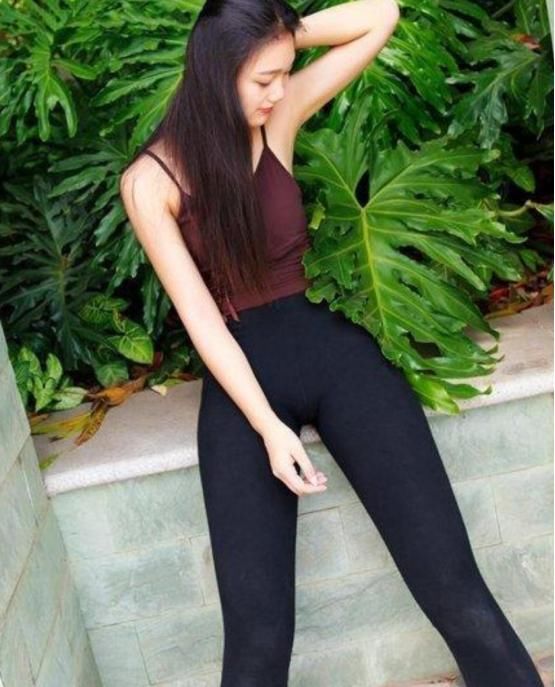 身材凹凸有致的小姐姐穿紧身打底裤超级有韵味，令人羡慕