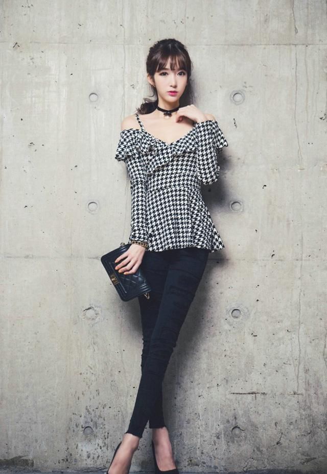 牛仔裤显出满满典雅魅力，显现身材的美好