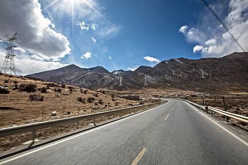 『豪车』川藏线上被遗弃的“豪车”,为啥无人敢回收?当地人:我们又不傻